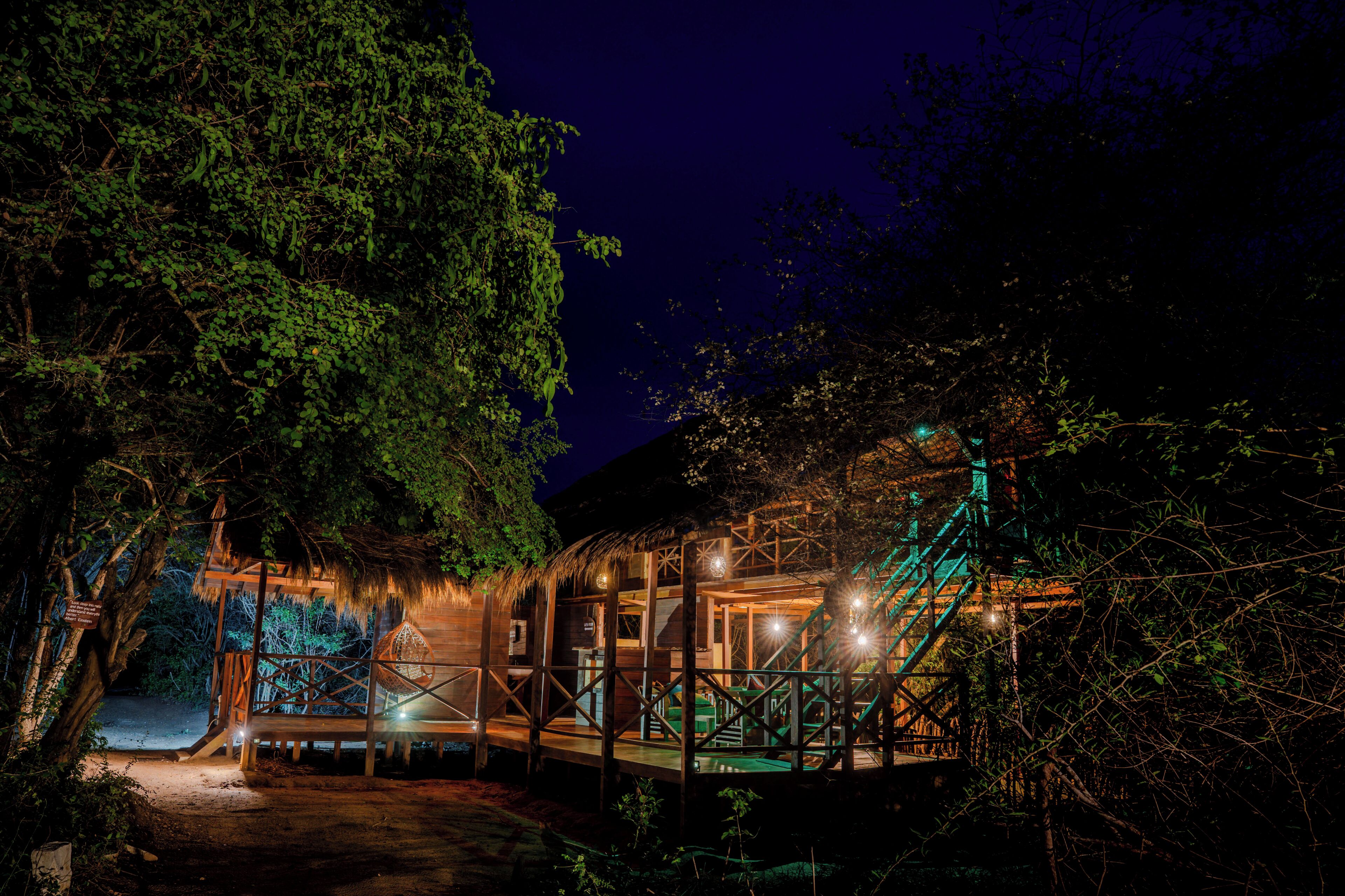 Melayani sarapan dan makan siang dengan sajian masakan internasional