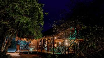 Melayani sarapan dan makan siang dengan sajian masakan internasional