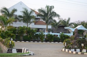 Front of property - Vamos Hotel Mikumi (Morogoro)