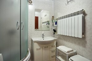 Apartamento familiar, 2 habitaciones, baño privado | Baño | Ducha, artículos de higiene personal gratuitos y toallas