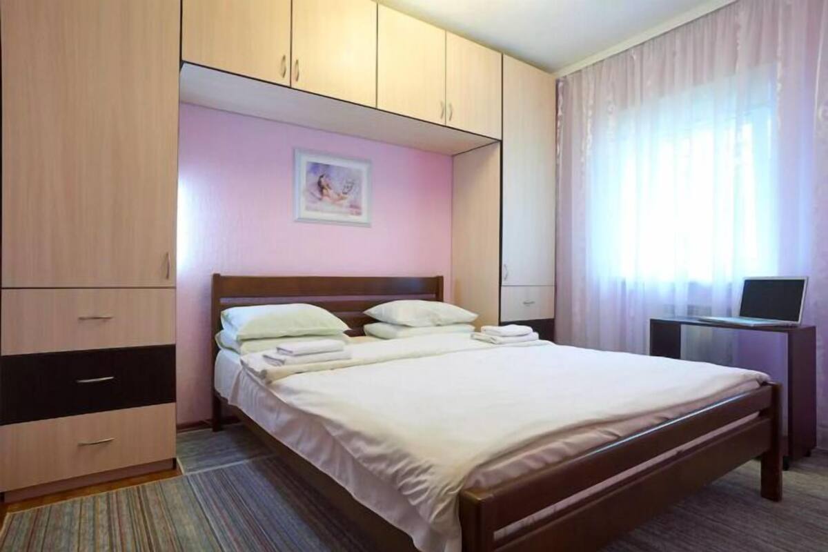 Habitación estándar doble, baño compartido | 1 dormitorio, ropa de cama de alta calidad, escritorio