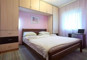 Kamar Double Standar, kamar mandi umum | 1 kamar tidur, seprai premium, meja kerja, dan setrika/meja setrika