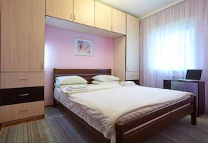Habitación estándar doble, baño compartido | 1 dormitorio, ropa de cama de alta calidad, escritorio