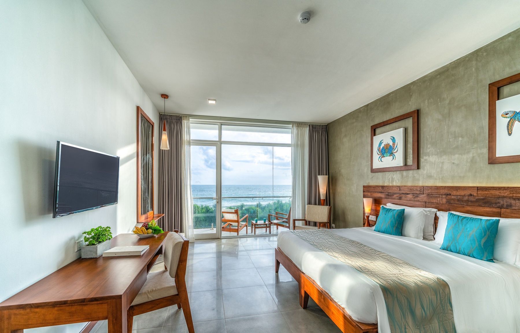 Premium bedding, in-room safe, desk, laptop workspace
