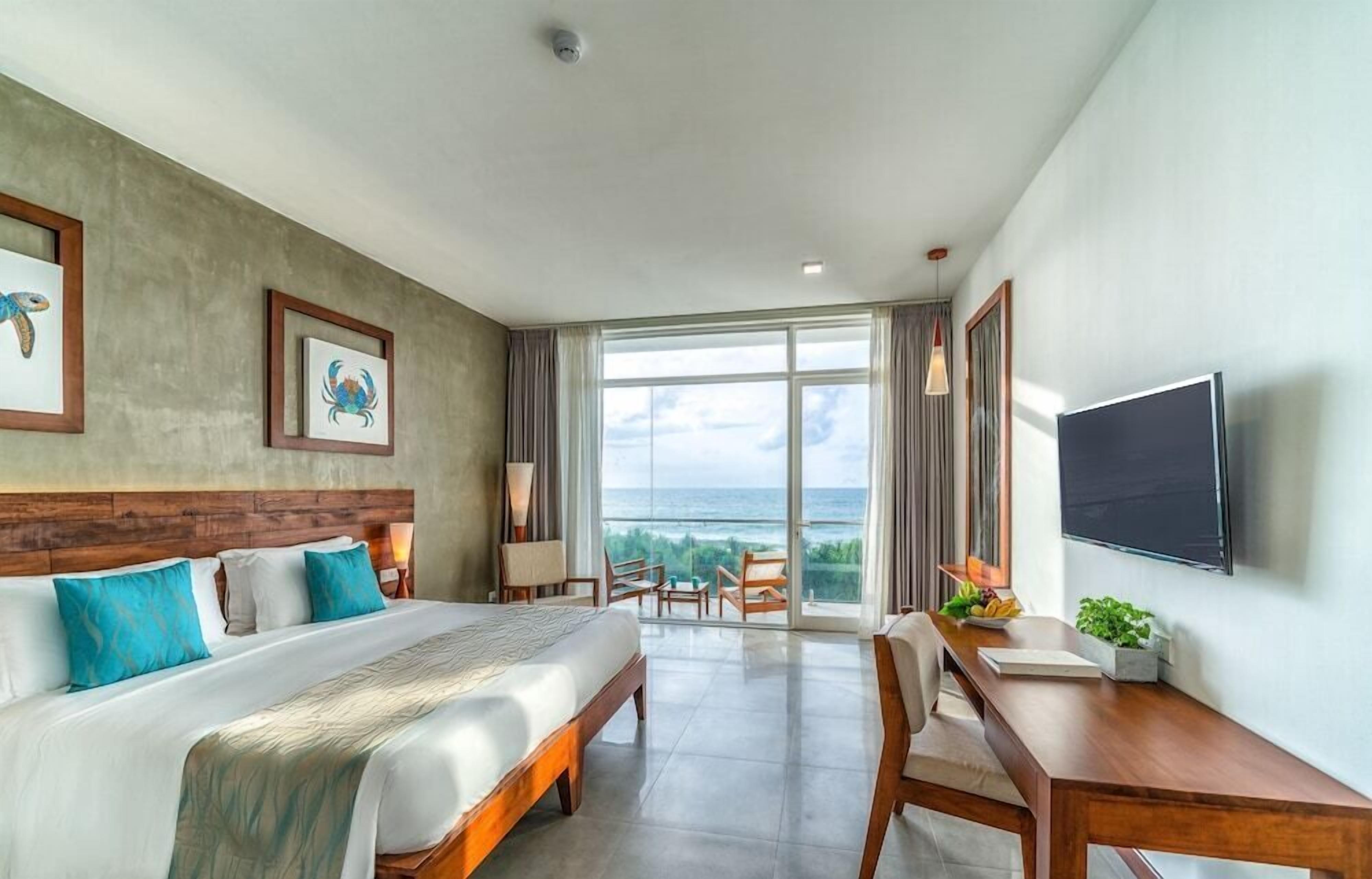 Premium bedding, in-room safe, desk, laptop workspace