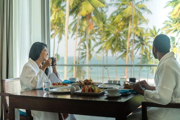 Luxury Suite, 1 King Bed, Balcony, Ocean View | In-room dining