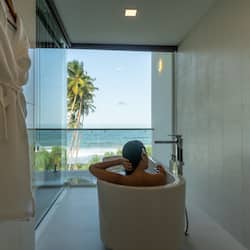 Suite Luxury, 1 letto king, balcone, vista oceano | Bagno | Set di cortesia gratuito, asciugacapelli, accappatoio, pantofole