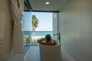 Luxury Suite, 1 King Bed, Balcony, Ocean View | Bathroom