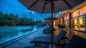 Kolam renang outdoor