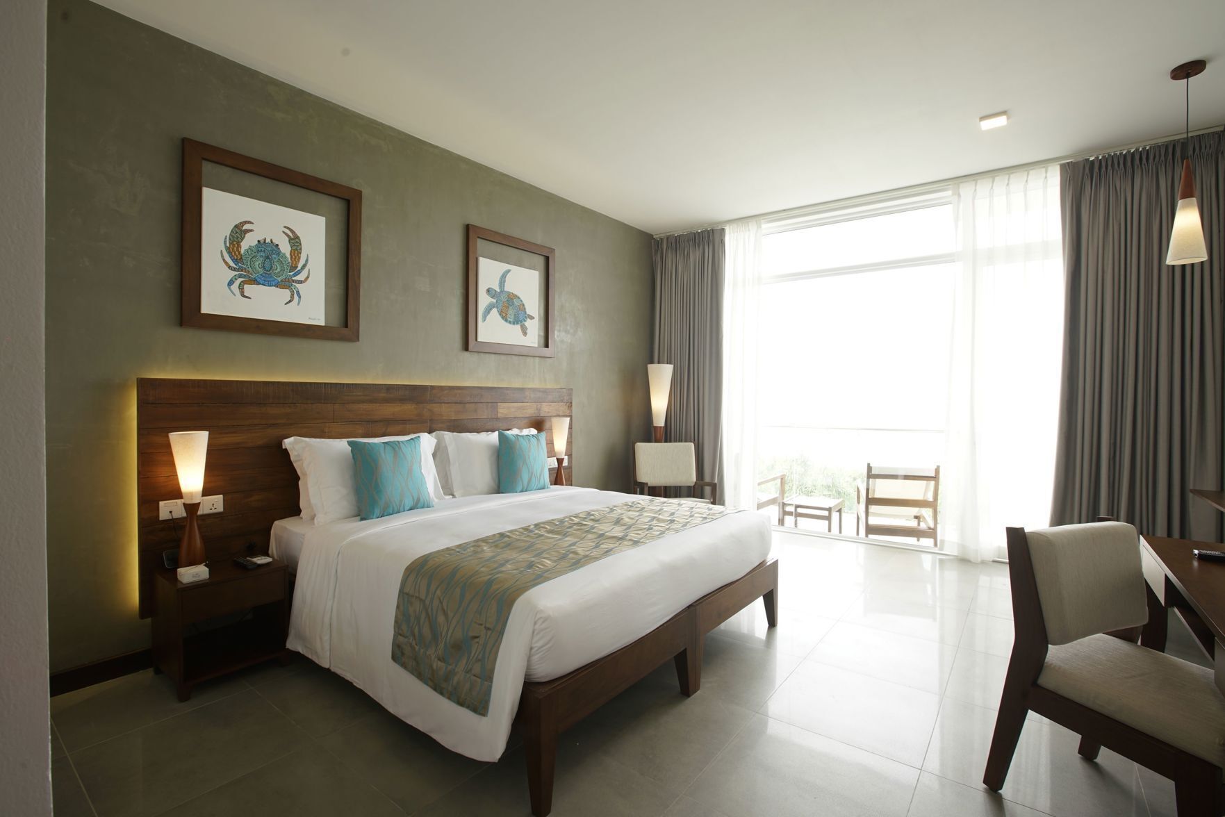 Premium bedding, in-room safe, desk, laptop workspace