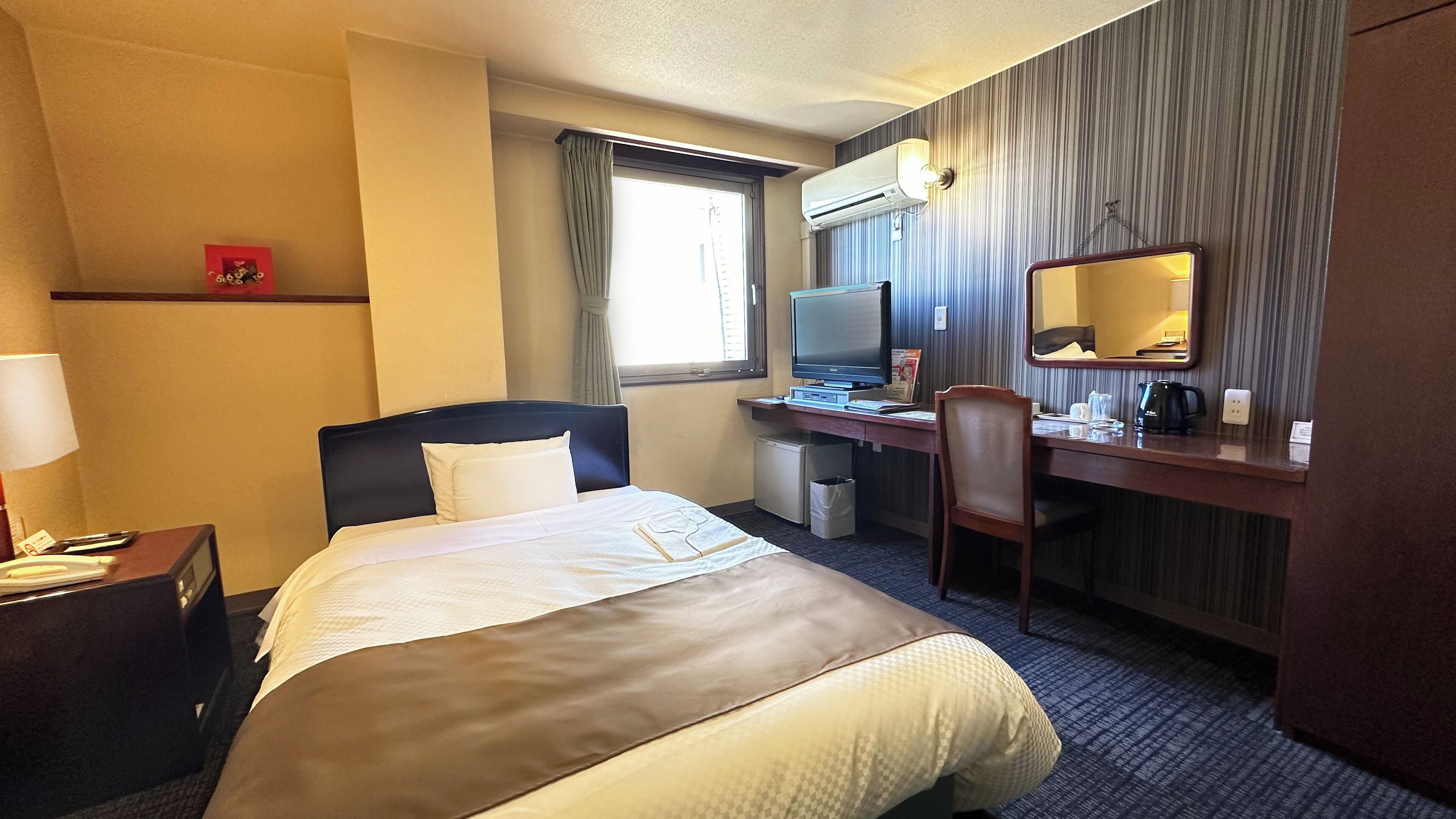 Desk, laptop workspace, free WiFi, bed sheets