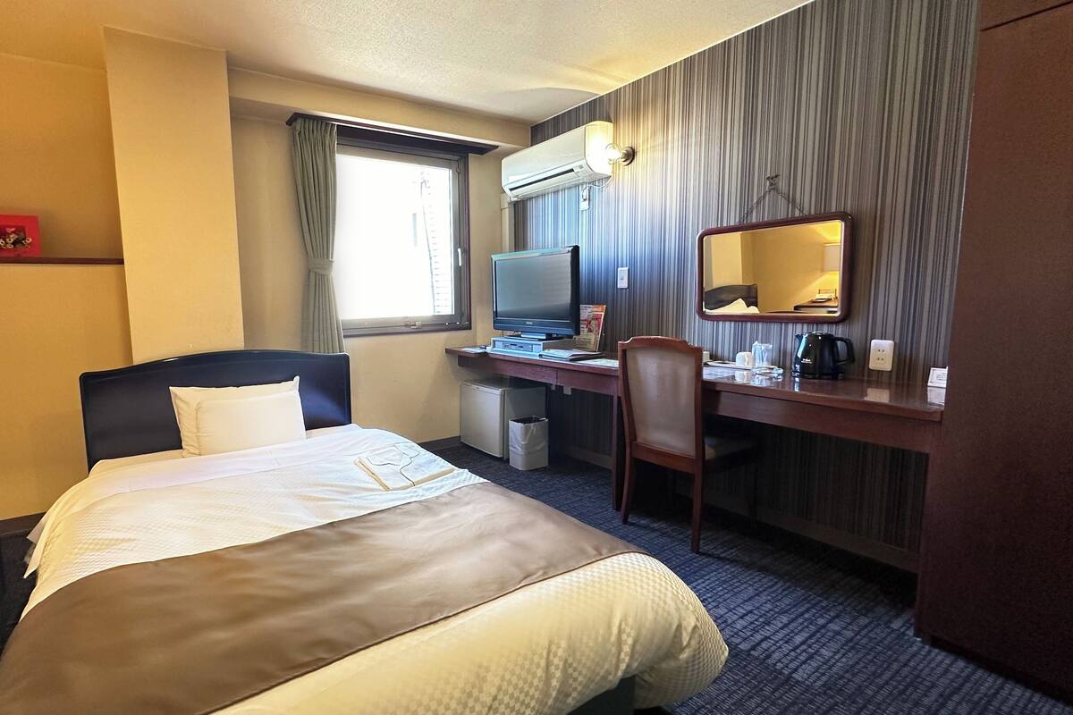 Desk, laptop workspace, WiFi (free), bed sheets
