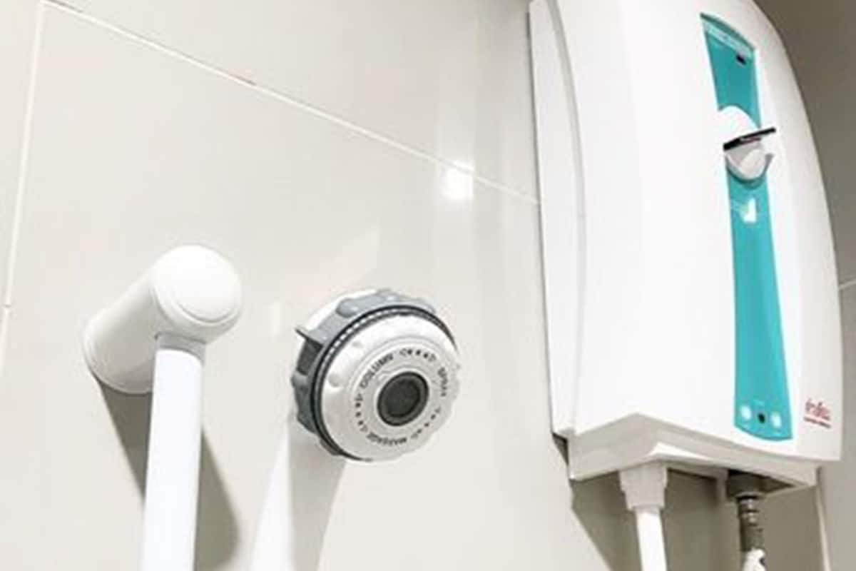 Shower, free toiletries, towels