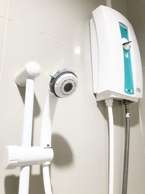 Shower, free toiletries, towels