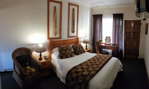 Deluxe Double Room | In-room safe, individually decorated, desk, iron/ironing board - Eskulaap Hotel and Conference (Polokwane)