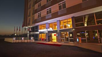 Fassade der Unterkunft – Abend/Nacht