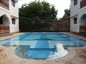 2 outdoor pools - Diani Pearl Luxury Apartments (Diani Beach)