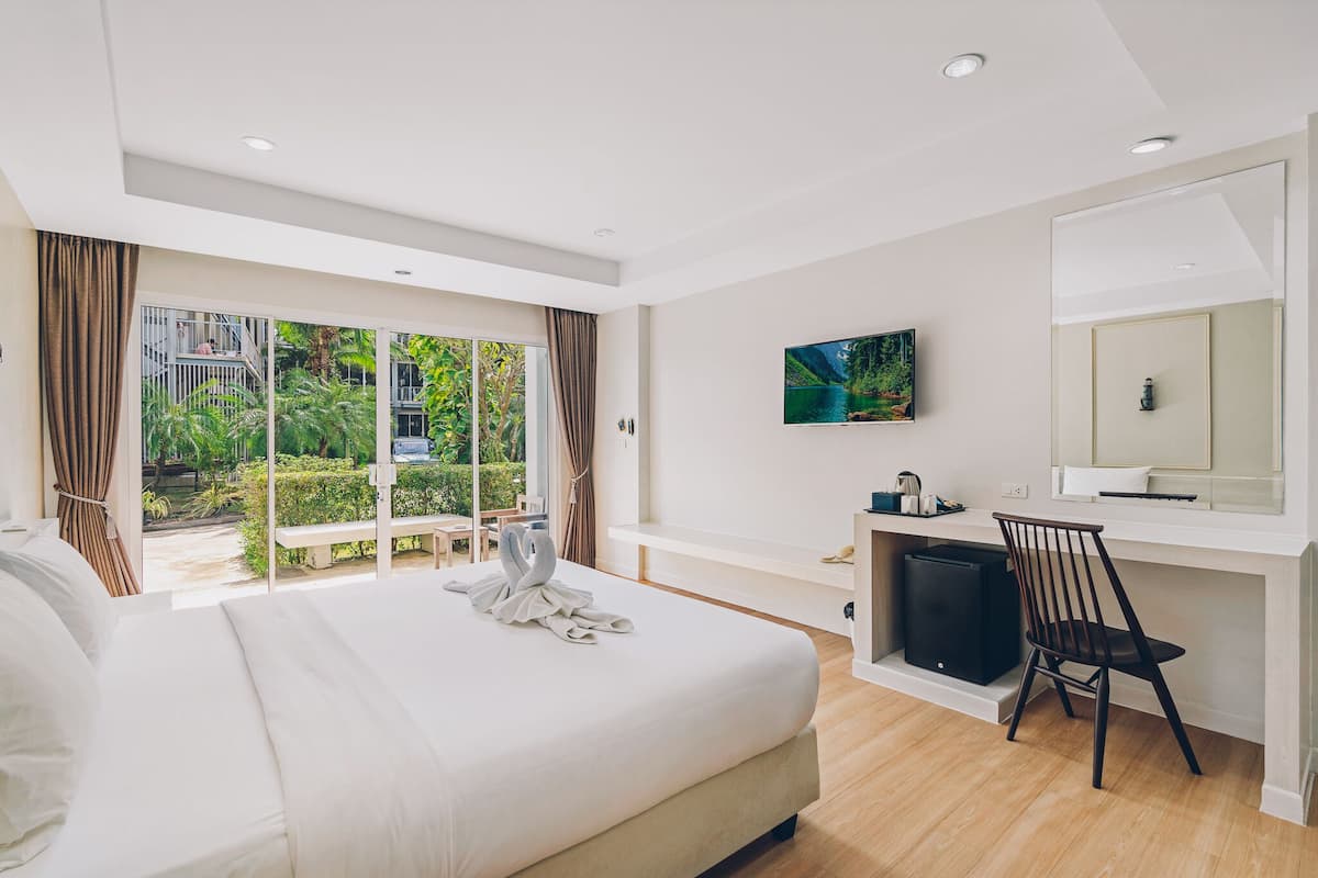Grand Deluxe Double Room | 1 kamar tidur, brankas, meja kerja, dan tirai kedap cahaya