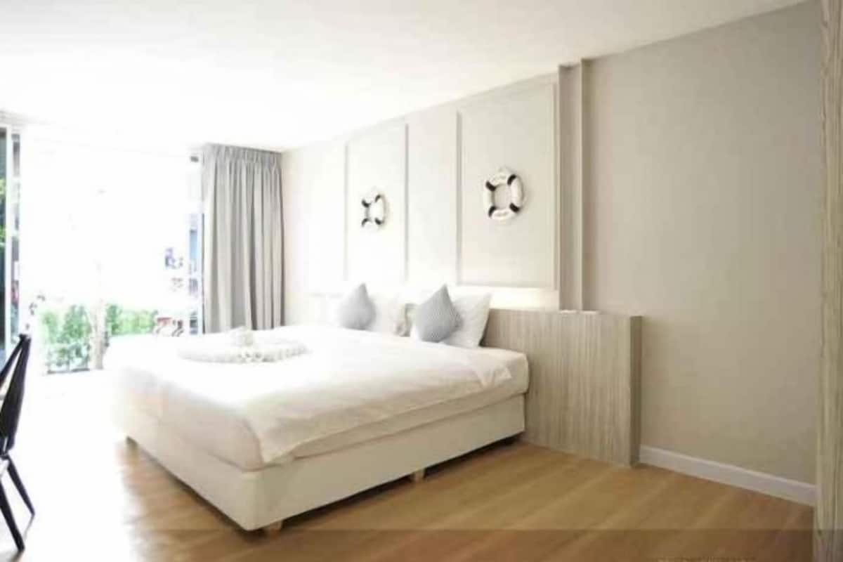 1 kamar tidur, brankas, meja kerja, dan tirai kedap cahaya