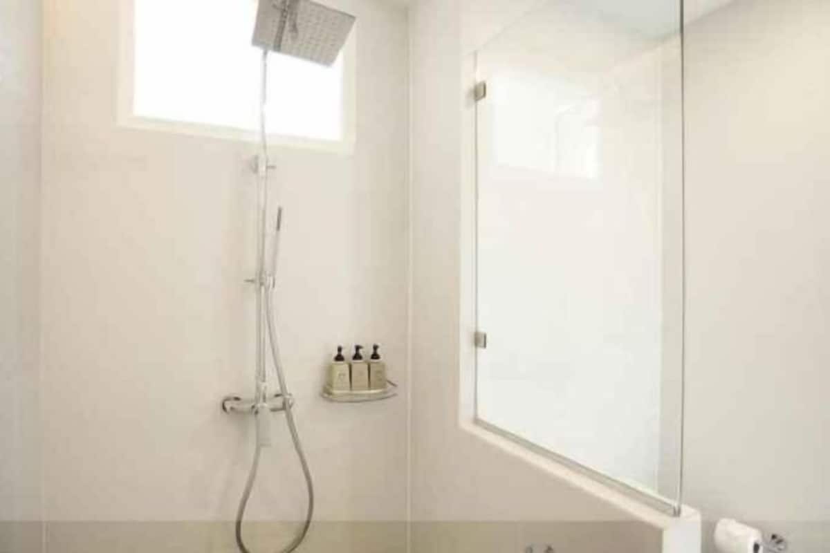 Banheiro | Produtos de toalete grátis, secador de cabelo, bidê, toalhas de banho