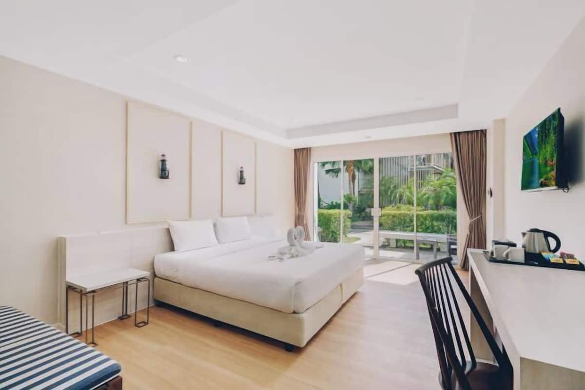 1 kamar tidur, brankas, meja kerja, dan tirai kedap cahaya
