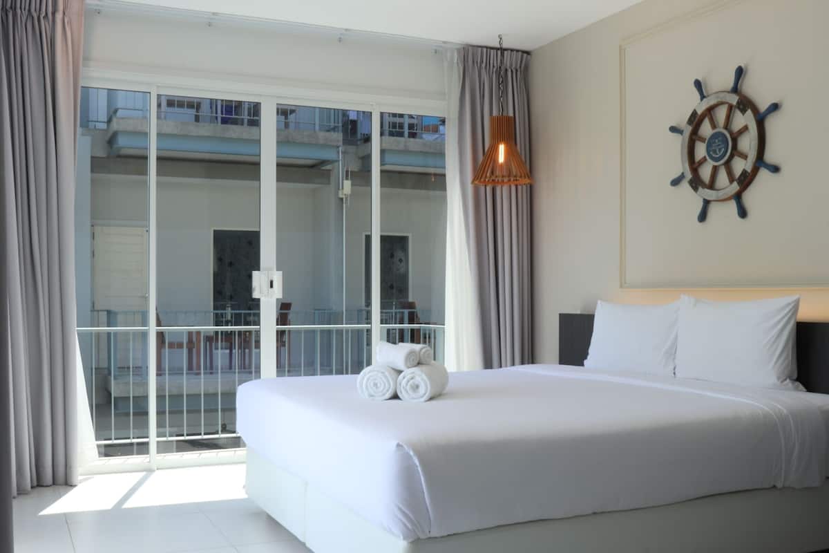 Premier Deluxe Suite with Balcony | 1 kamar tidur, brankas, meja kerja, dan tirai kedap cahaya
