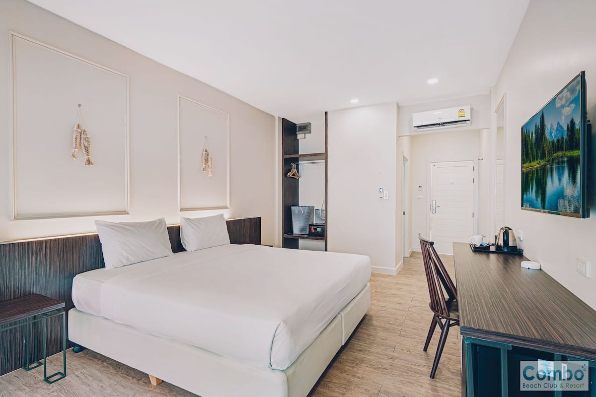 Premier Deluxe Double Room | 1 kamar tidur, brankas, meja kerja, dan tirai kedap cahaya