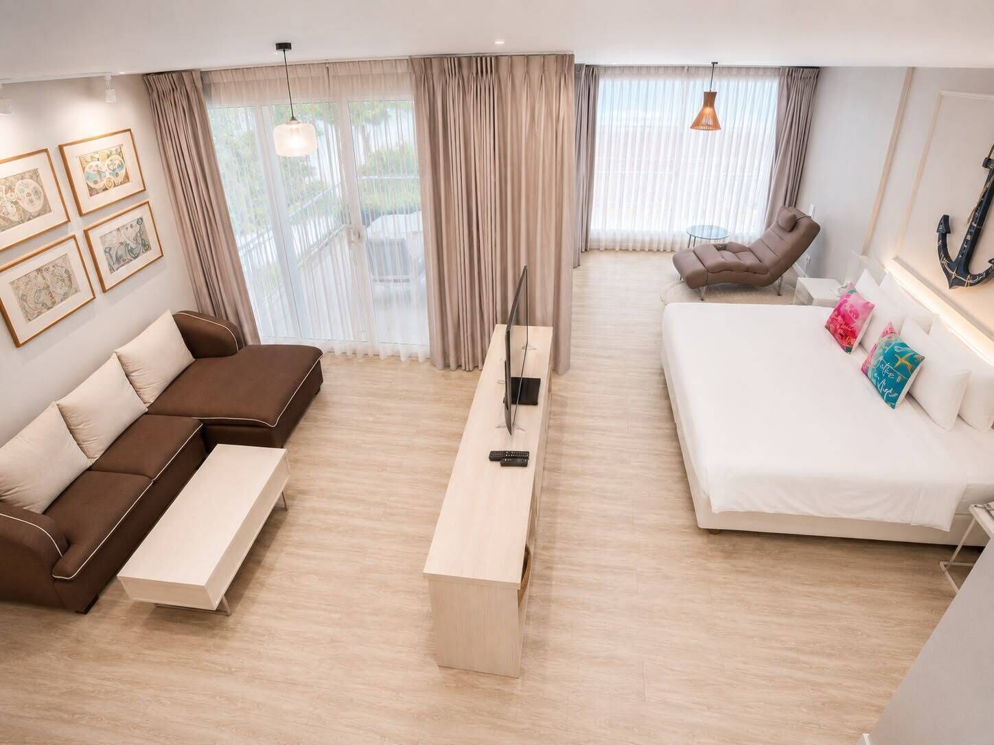 Grand Deluxe Suite | Tallelokero huoneessa, työpöytä, pimennysverhot, ilmaiset vauvansängyt
