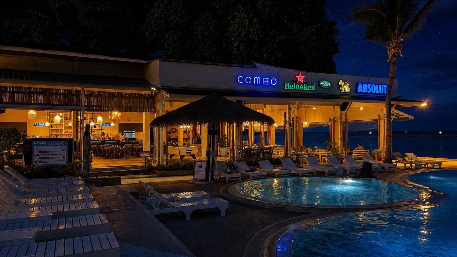 Un complexe hôtelier ouvert la nuit, doté d’une piscine, de chaises longues et d’un bar où l’on peut voir des marques bien connues, comme Heineken et Absolut.