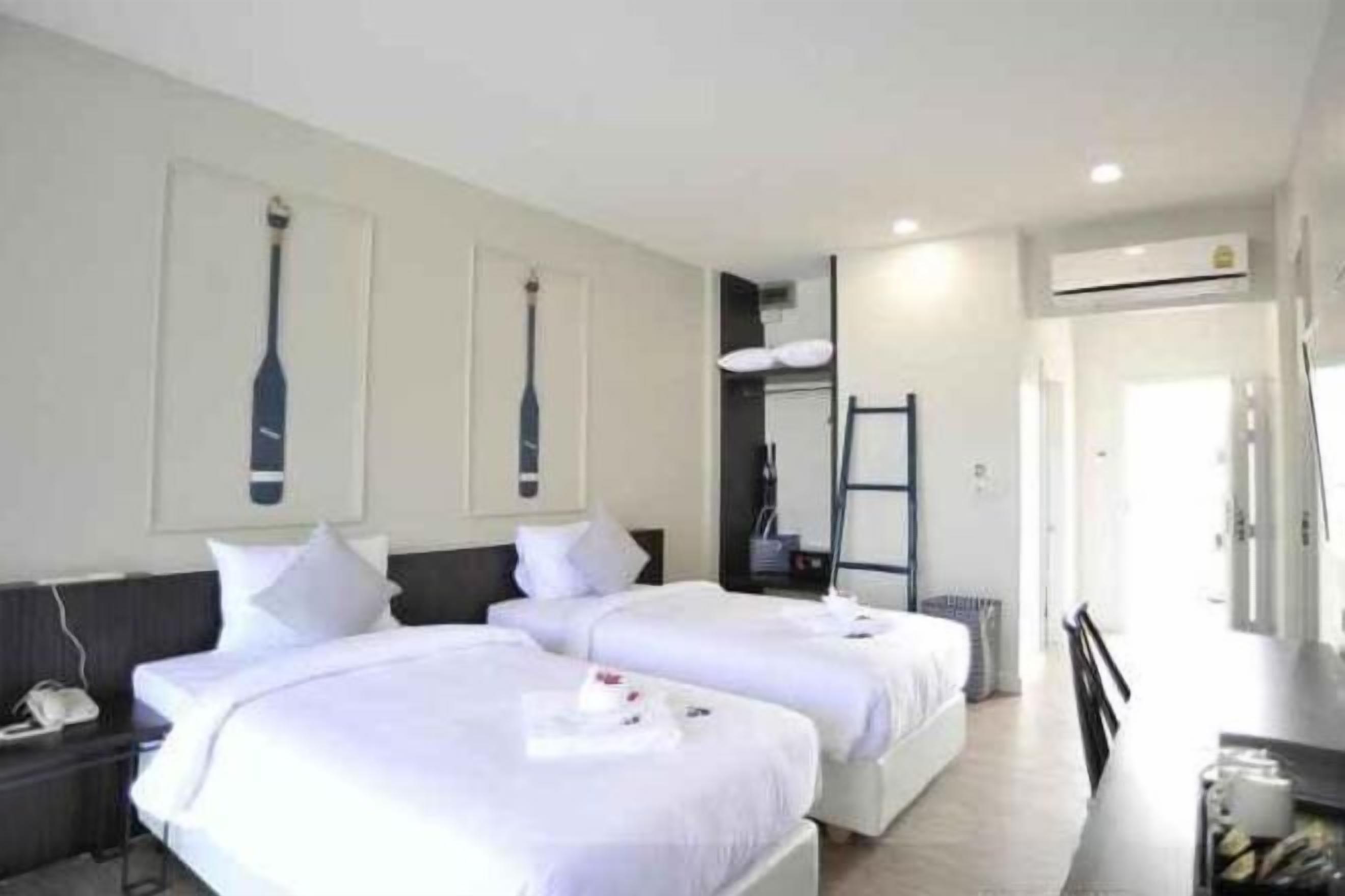 Zimmersafe, Schreibtisch, Verdunkelungsvorhänge, kostenlose Babybetten