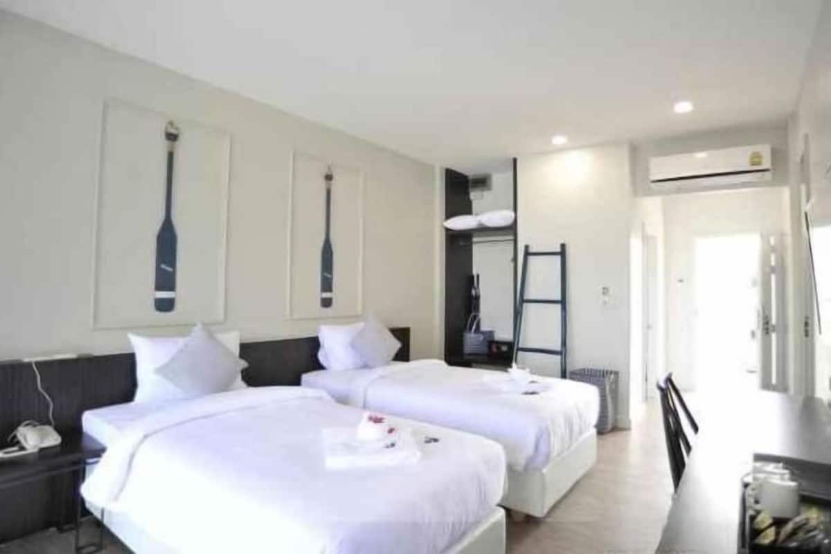 Zimmersafe, Schreibtisch, Verdunkelungsvorhänge, kostenlose Babybetten