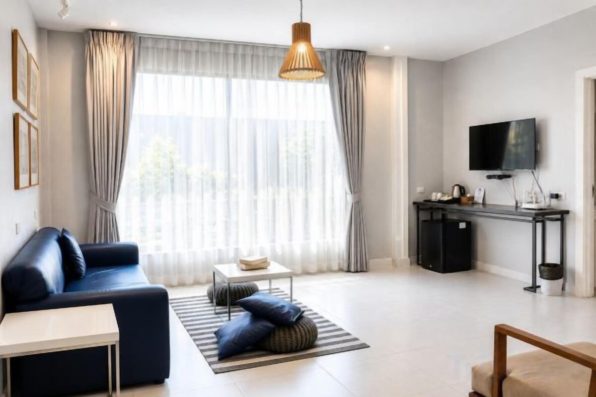 Living area | 40-inch LED TV with satellite channels, TV