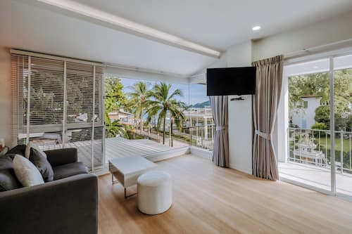 Junior Double Suite with Balcony | Living area