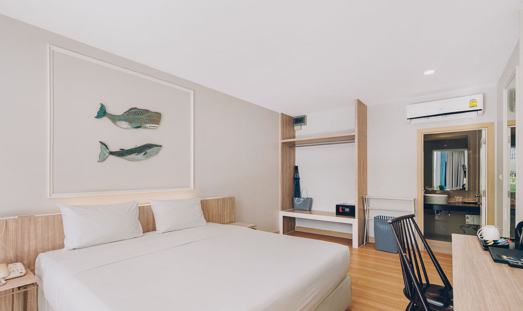 Habitación Deluxe doble | Caja fuerte, escritorio, cortinas opacas y cunas gratuitas