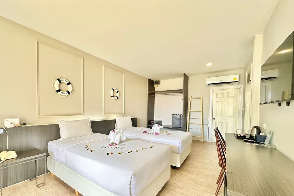 Premier Deluxe Twin Room | 1 kamar tidur, brankas, meja kerja, dan tirai kedap cahaya
