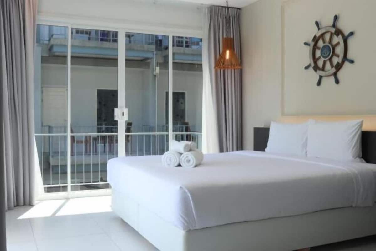 1 kamar tidur, brankas, meja kerja, dan tirai kedap cahaya
