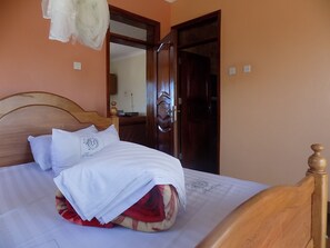 Desk, soundproofing, bed sheets - Olina Hotel and Apartments (Kampala)
