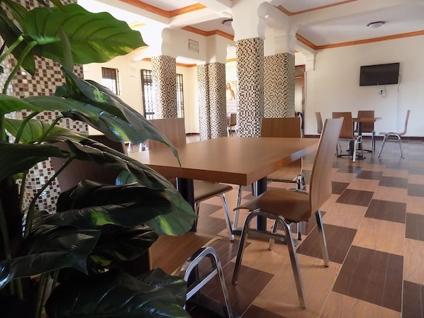 Menyajikan hidangan lokal dan internasional