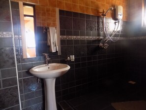 Shower, free toiletries, slippers, towels - Olina Hotel and Apartments (Kampala)