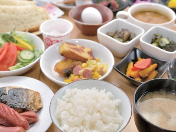 A table with various dishes including rice, fish, and vegetables. - Niigata Keihin Hotel (Niigata)