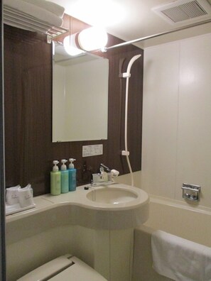 Tina con regadera, amenidades de baño gratuitas, secadora de cabello 