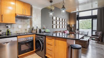 Luxury Apartment, 2 Bedrooms | Private kitchen | Fridge, microwave, oven, stovetop