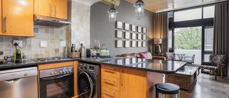 Luxury Apartment, 2 Bedrooms | Private kitchen | Fridge, microwave, oven, stovetop
