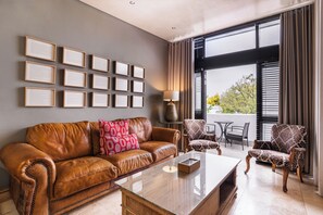 Luxury-Apartment, 2 Schlafzimmer | Wohnbereich | 40-Zoll-Flachbildfernseher mit Satellitenempfang, Plasmafernseher