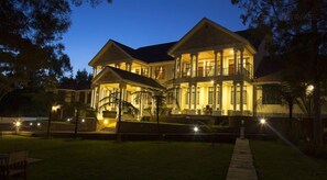 Boendets fasad - kväll/natt