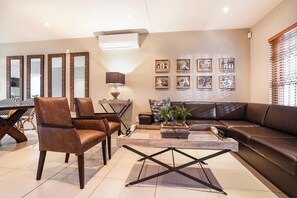 32-inch flat-screen TV with digital channels, plasma TV, Netflix - Avemore Mareba Court No 9- with backup power (Stellenbosch)