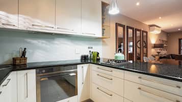 Full-size fridge, microwave, oven, stovetop