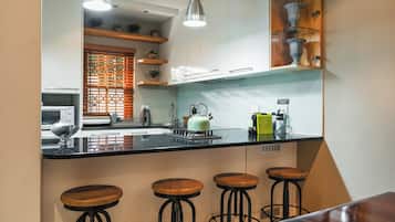 32 吋平面電視連數碼電視頻道、等離子電視、Netflix