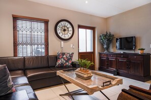 32-inch flat-screen TV with digital channels, plasma TV, Netflix - Avemore Mareba Court No 9- with backup power (Stellenbosch)