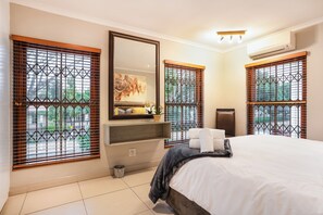 2 bedrooms, premium bedding, pillowtop beds, in-room safe - Avemore Mareba Court No 9- with backup power (Stellenbosch)